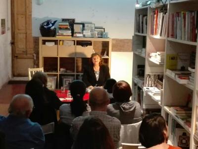 Conferencia contra la violencia de género de Pilar Bellés en Barcelona basada en su novela "La sombra"