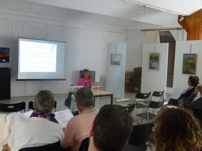 La escritora social Pilar Bellés en Manzanares el Real (Madrid)  con su conferencia  Las pinturas rupestres y el papel de la mujer en la Prehistoria basada en su libro