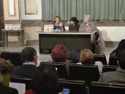 Día contra la Violencia de Género en Castellón con la conferencia de Pilar Bellés Las pinturas rupestres y el papel de la mujer en la Prehistoria en un recital poético-musical organizado por la Asociación Madres en Acción.